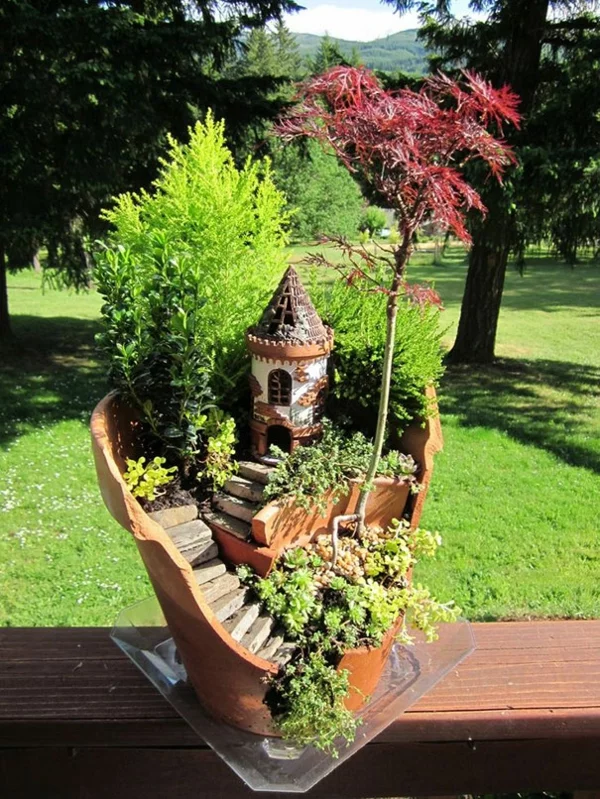 großartiges DIY Idee miniaturartiges Schloss kreative Gartengestaltung Eyecatcher draußen 