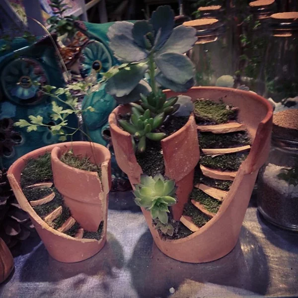 Scherben wiederverwenden kreative Gartengestaltung DIY Ideen mit zerbrochenen Pflanzgefäßen