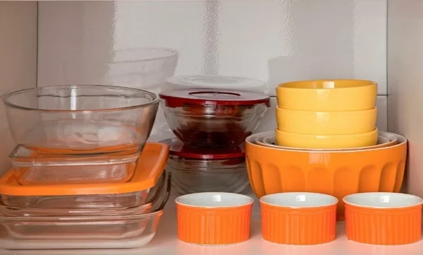 küchengestaltung ideen küchenschränke ordnen stauraum geschirr orange