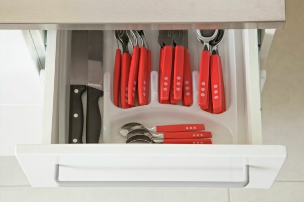 küchengestaltung ideen küchenschränke organisieren unterschrank besteck organizer