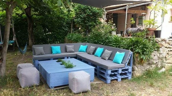 massive Holzmöbel aus Paletten blau sofa