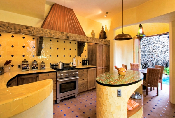 moderne einrichtungsideen küche aus holz mexikanischer stil küchenfliesen gelb wandfarbe
