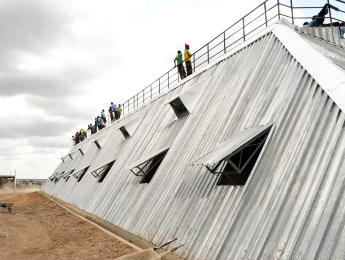 nachhaltiges bauen architektur fußballfeld kenia regenwasser sammeln
