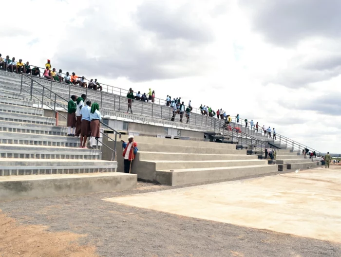 nachhaltiges bauen architektur umfreundliches fußballfeld kenia