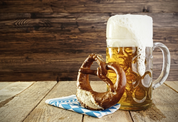 oktoberfest münchen 2014 bayerischer flag bretzel maß bier