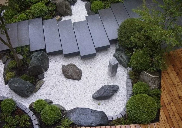 patio japanisch zen garten anlegen grüne pflanzen 