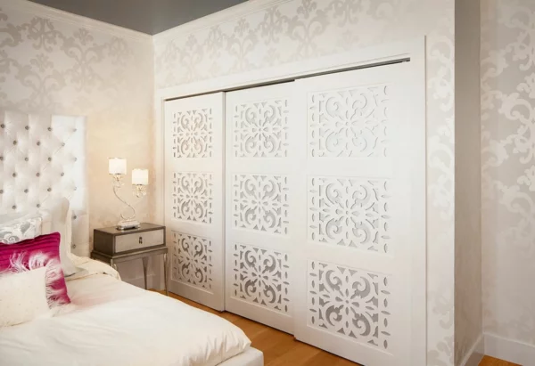 schlafzimmer kleiderschrank mit schiebetüren weiß polsterbett