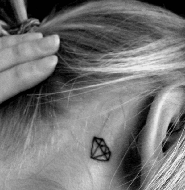 tattoo hinterm ohr diamant muster