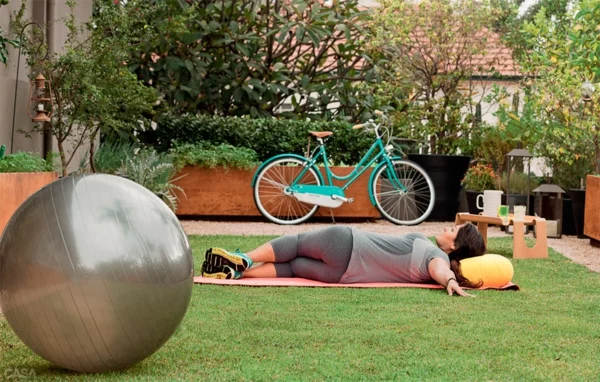 terrassengestaltung ideen sport treiben pilates ball fahrrad rasen teppich