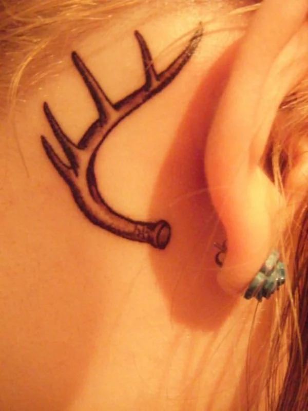 tattoos ideen tattoo hinter dem ohr horn
