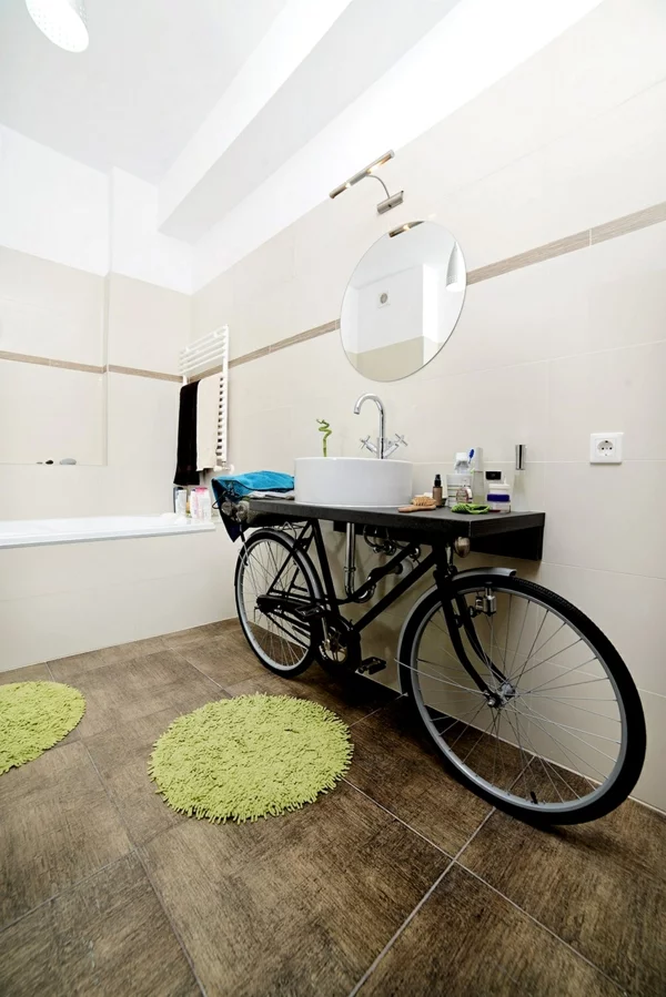 wohnideen waschbecken fahrrad spiegel