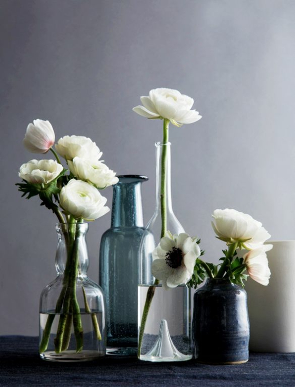 Blumengestecke und schöne Blumensträuße weiß