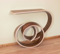 Coole Designermöbel aus Holz binden einen Knoten mit Stil