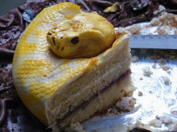 gruselig Torten tolle Tortendeko Tortenfiguren gelbe schlange