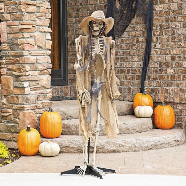 Halloween Party Deko im Garten skelett