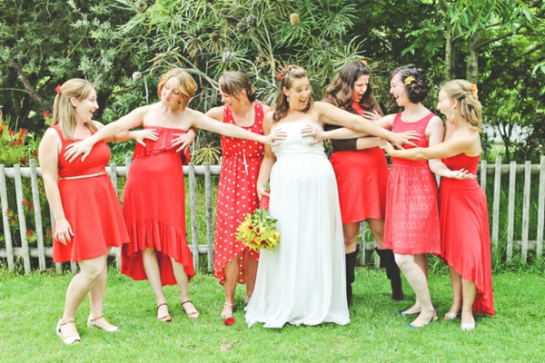 interessante Hochzeitsfotos Ideen rote kleider
