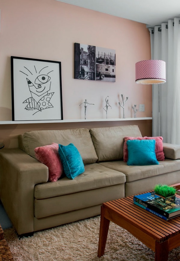Wohnzimmer rosa lampenschirm gestaltung Ideen modern sofa gemälde regal