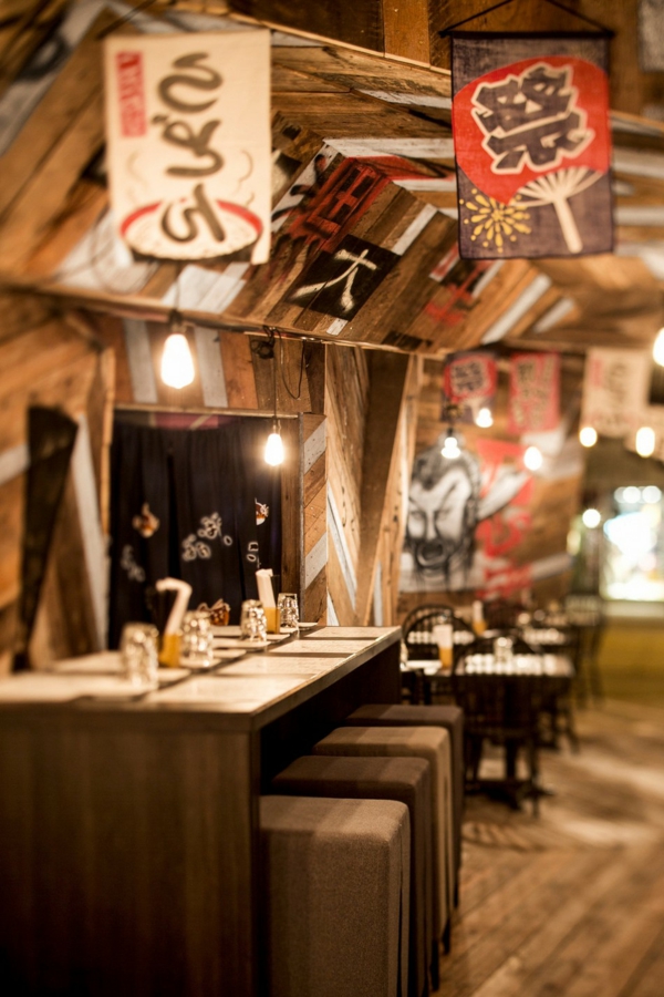 bar und restaurant holzschlange form asiatisch