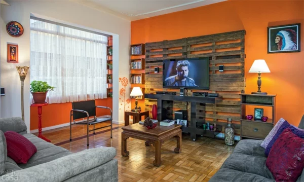 bauen mit paleten tv wohnwand wohnzimmer wandfarbe orange