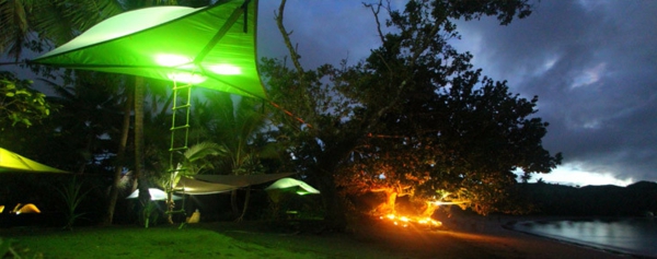 beeindruckendes camping zelt grünes licht nachts