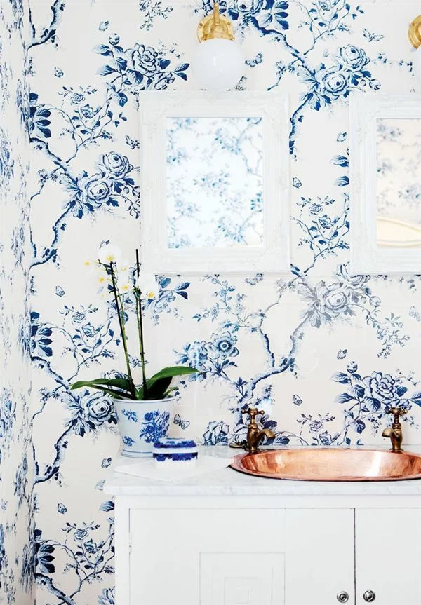 blaue tapete im badezimmer florales tapetenmuster wanddeko ideen