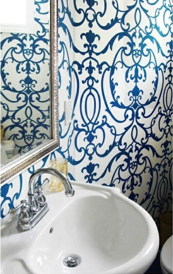 blaue tapete im badezimmer tapetenmuster abstrakt wandspiegel waschbecken