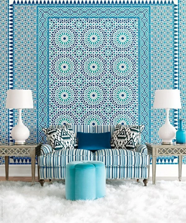 blaue tapete muster tapetenmuster wohnzimmer sofa streifenmuster