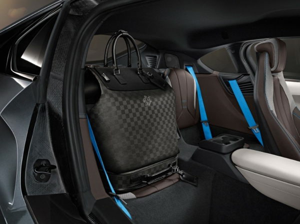 bmw elektroauto i8 designermode louis vuitton taschen rücksitz