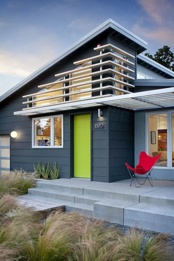 moderne Architektur mit Hausfassade in Grau und grüner Eingangstür