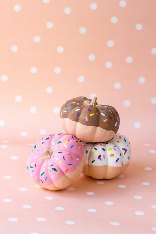 halloween deko kleine kürbisse als donuts dekorieren
