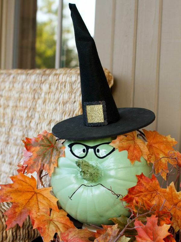 halloween deko kürbis einfärben mintgrün brille hexenhut herbstblätter