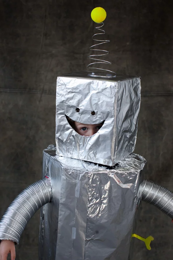 halloween kostüme selber machen roboter aluminiumfolie pappkarton röhre