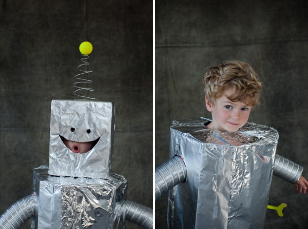 kinder halloween kostüme selber machen roboter aus aluminiumfolie und pappkarton