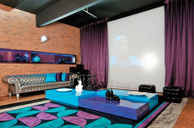 moderne wohnwand wohnzimmer designer möbel heimkino vorhänge lila blau