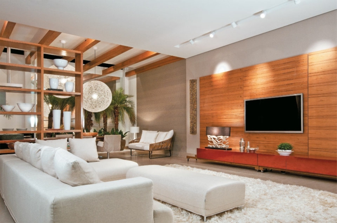 moderne wohnwand wohnzimmer sofa weiß einrichtungsideen teppichboden holzwand