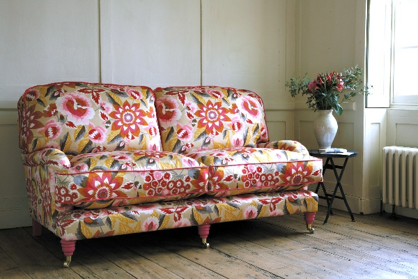modernes sofa mit floralen motiven