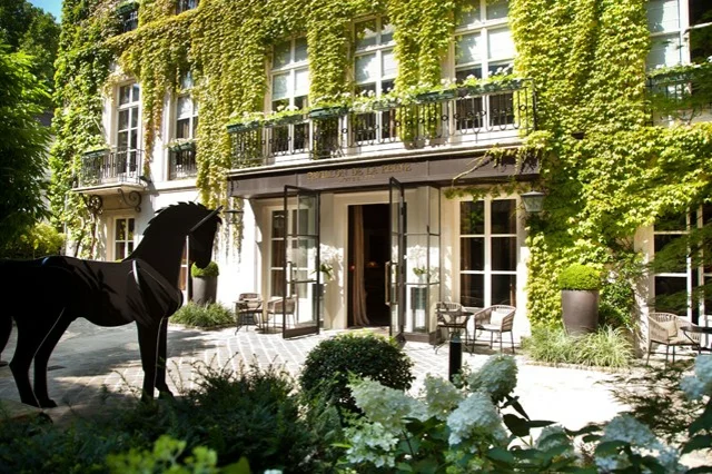 romantisches hotel paris Pavillon de la Reine innenhof