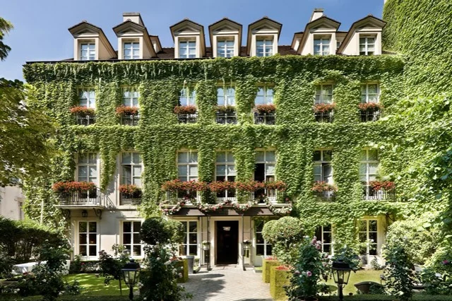 romantisches hotel paris Pavillon de la Reine facade medres house