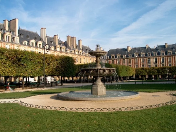 romantisches hotel paris Place des Vosges garten fontäne luxushotel