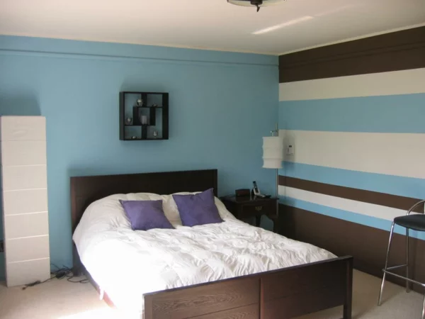 schlafzimmer wandfarbe blau akzentwand streifenmuster braun