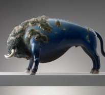 Surrealistische Tier-Skulpturen tragen die Erde auf dem Rücken