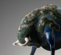 Surrealistische Tier-Skulpturen tragen die Erde auf dem Rücken