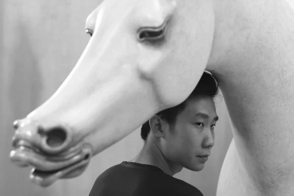 surrealistische skulpturen ideen künstler weiß pferd