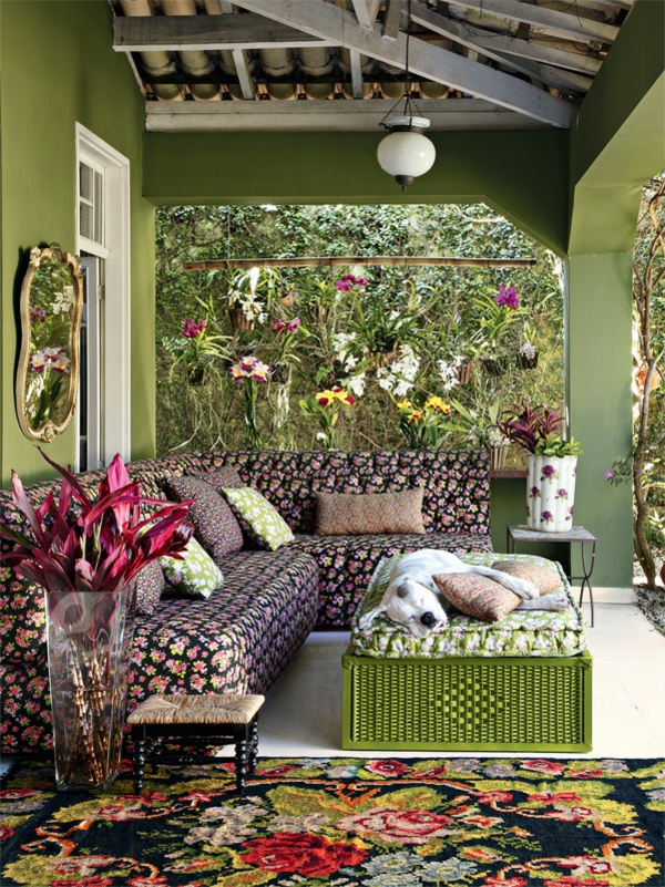 terrassengestaltung ideen außenmöbel sofa couchtisch hauswand grün