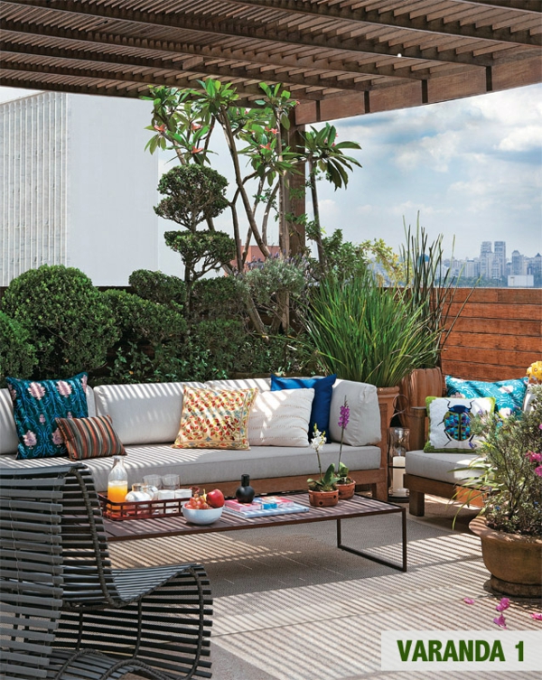 terrassengestaltung ideen grüne holzterrasse topfpflanzen lounge möbel holzpergola