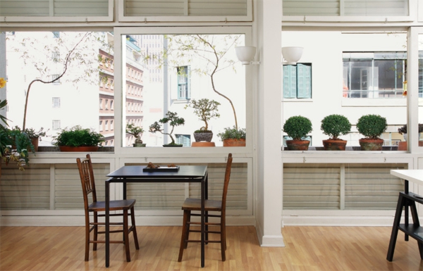 terrassengestaltung ideen holzmöbel tisch stühle topfpflanzen fenster