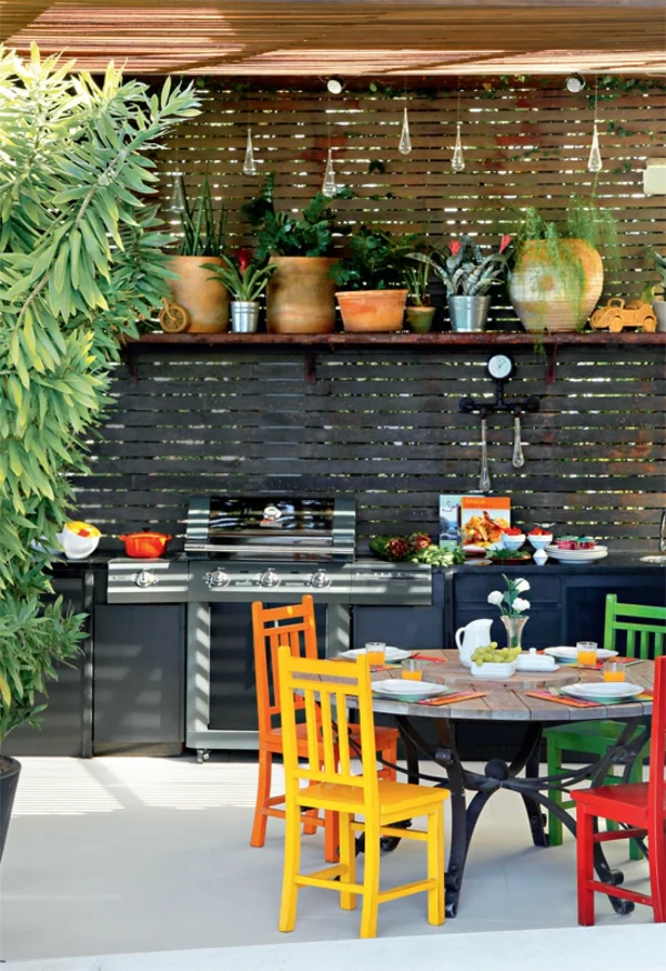 terrassengestaltung modern balkonmöbel holztisch stühle outdoor küche