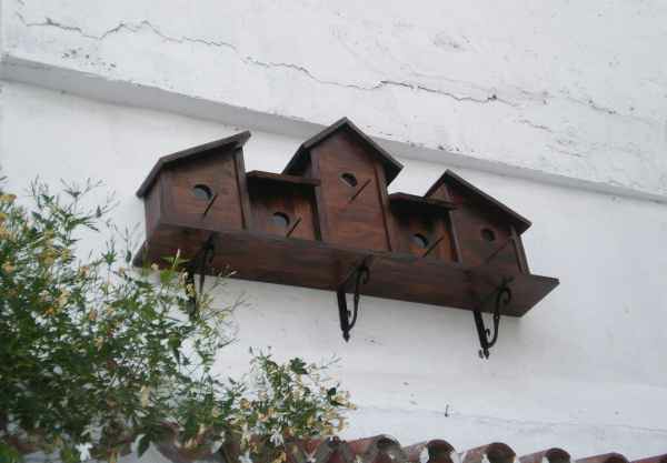 vogelhaus als regal an der außenwand
