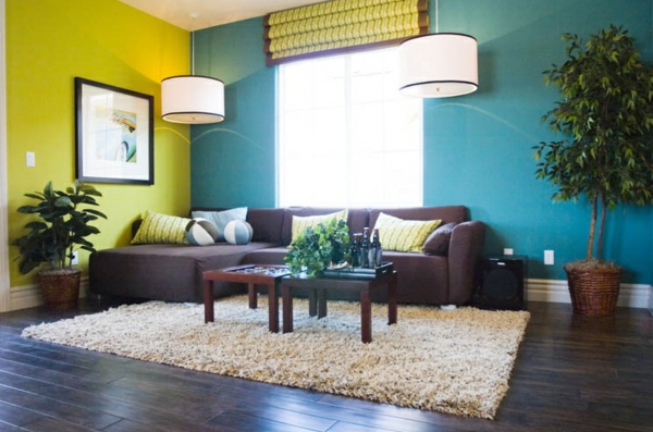 wandfarben wohnzimmer grün blau farbmischung lila sofa