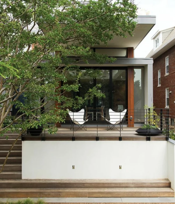 Fassadengestaltung-Einfamilienhaus-vorgarten-gestalten-pflanzen-baum-terrasse-holztreppen